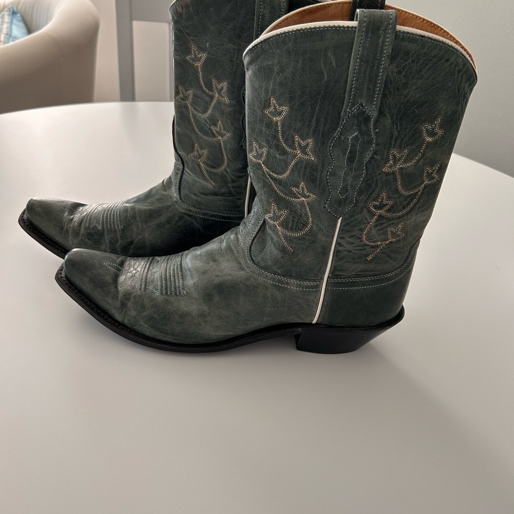 Women’s pretty blue cowgirl boots!